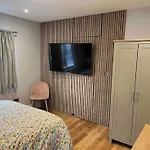 En-Suite Double Room - Private Entrance & Free Parking