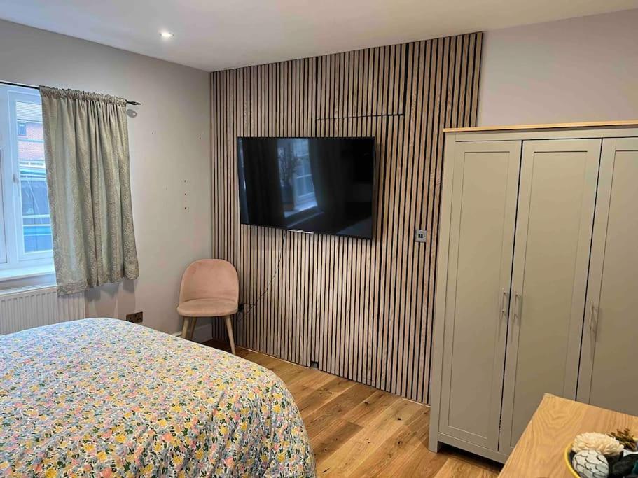En-suite Double - Private Entrance & Free Parking *