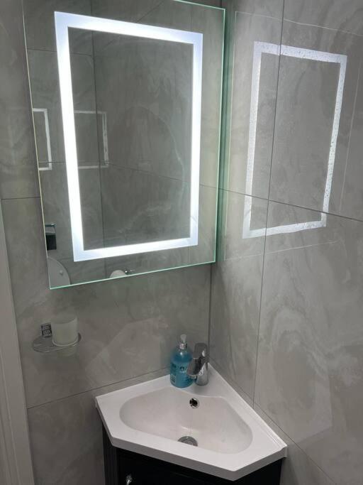 Apartment En-suite Double - Private Entrance & Free Parking *