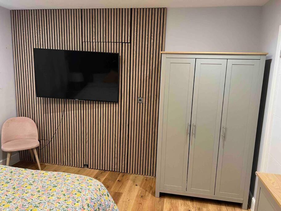 En-suite Double - Private Entrance & Free Parking