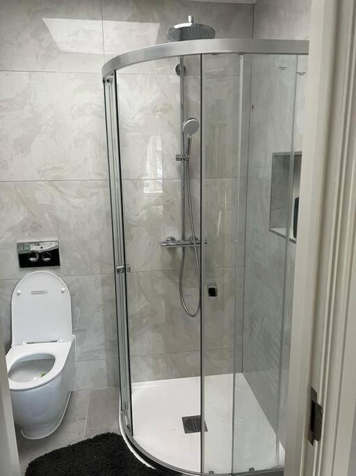 En-suite Double - Private Entrance & Free Parking Apartment *