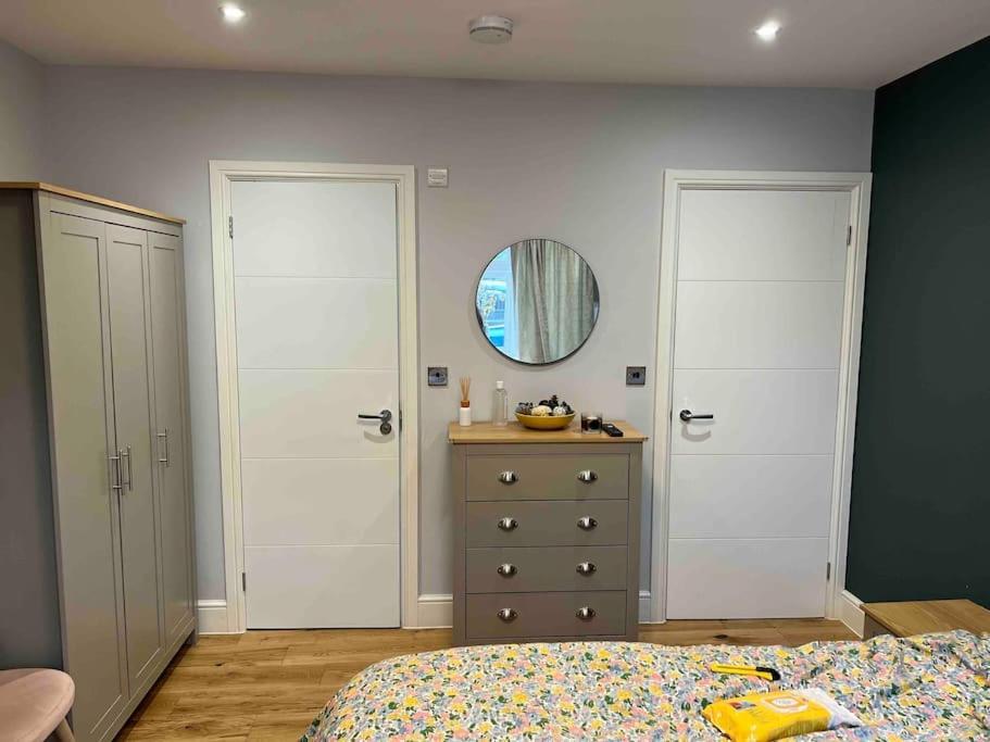 Apartment En-suite Double - Private Entrance & Free Parking