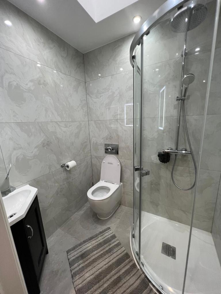En-suite Double - Private Entrance & Free Parking * West Drayton (Middlesex)