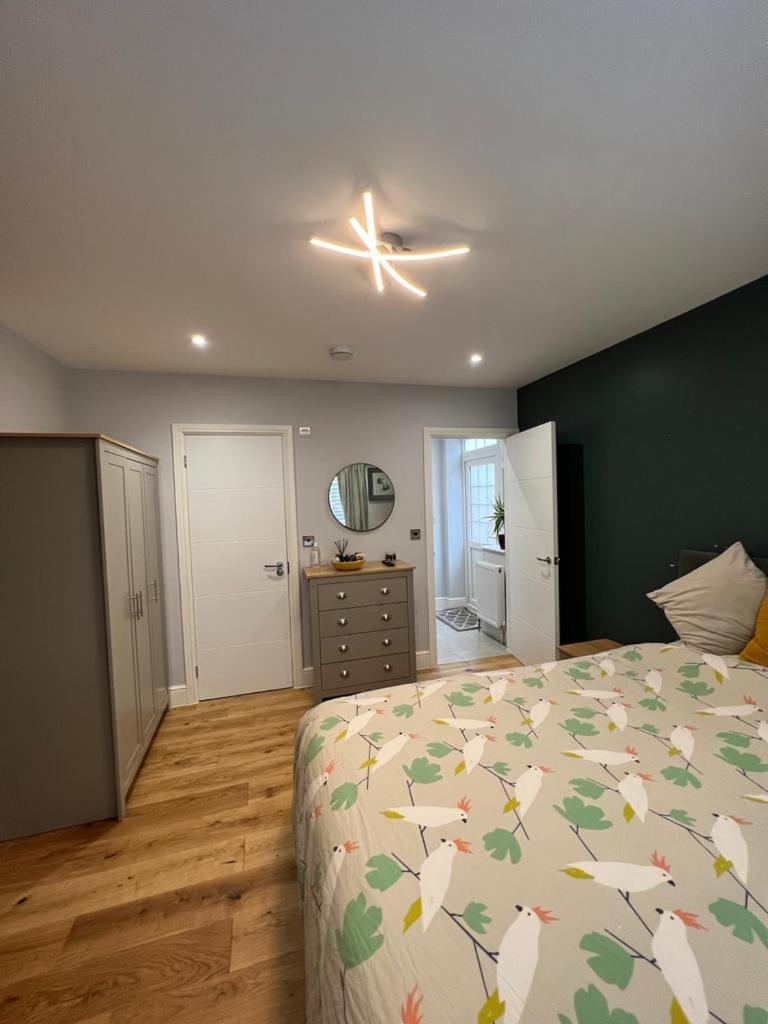 En-suite Double - Private Entrance & Free Parking